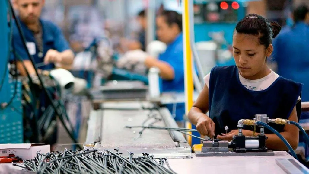 Trabajadores mexicanos consultan si el 12 de octubre es descanso obligatorio y cómo debe pagarse la jornada laboral.