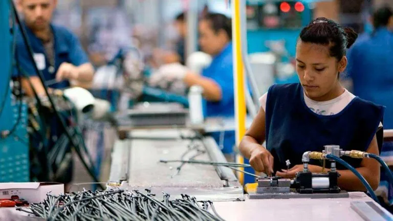 Trabajadores mexicanos consultan si el 12 de octubre es descanso obligatorio y cómo debe pagarse la jornada laboral.