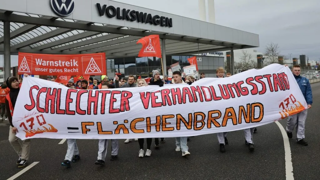 Volkswagen enfrenta una posible huelga en Alemania por la cancelación de diez convenios colectivos que afectan a 130 mil trabajadores.