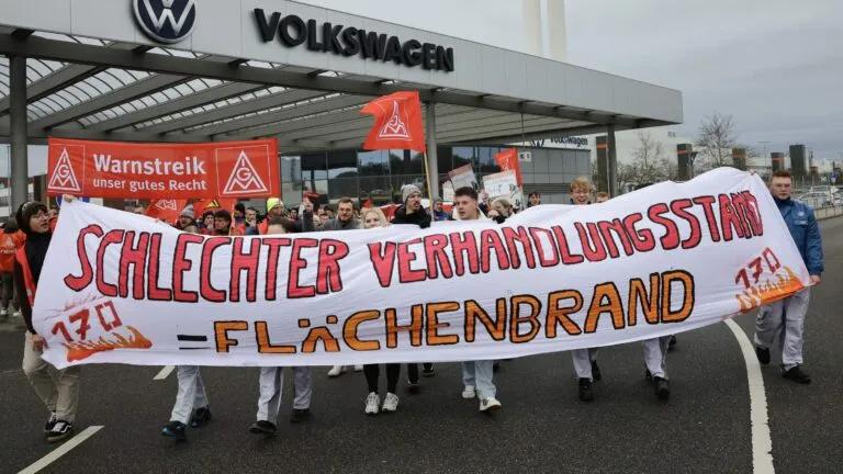 Volkswagen enfrenta una posible huelga en Alemania por la cancelación de diez convenios colectivos que afectan a 130 mil trabajadores.