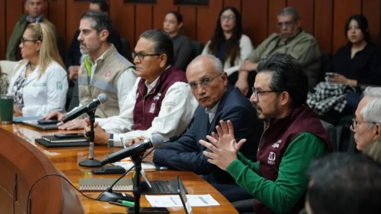 Sindicato del IMSS solicita una prórroga para negociar salarios y evitar una huelga de trabajadores de la salud.
