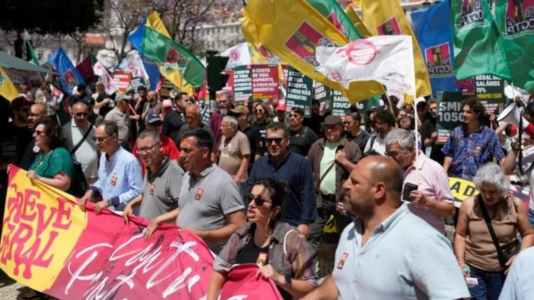Sindicatos de España y Portugal preparan una posible huelga general conjunta para reclamar vivienda asequible y mejores condiciones económicas.