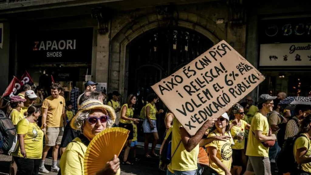 Sindicatos educativos de Cataluña convocan una huelga para el 26 de noviembre en demanda de mejores salarios e inversión en educación pública.