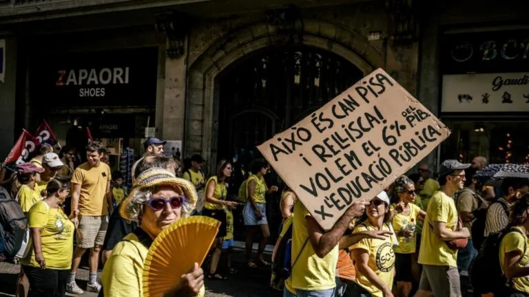 Sindicatos educativos de Cataluña convocan una huelga para el 26 de noviembre en demanda de mejores salarios e inversión en educación pública.