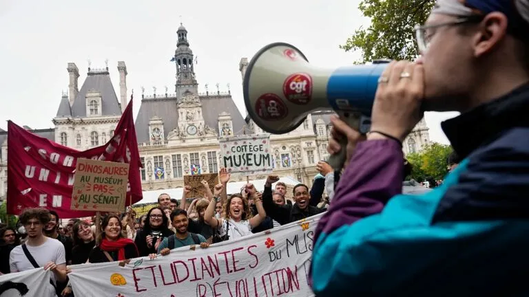 Sindicatos franceses participan en una jornada nacional de protestas estudiantiles para exigir mejoras en escuelas y universidades.