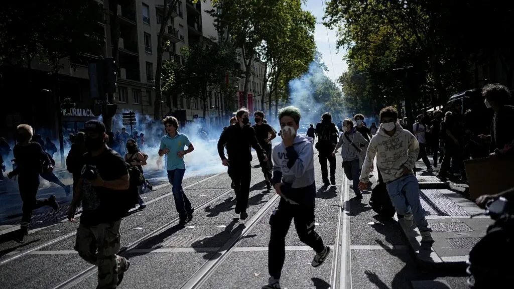 Sindicatos franceses y estudiantes participan en movilizaciones para exigir más recursos educativos y mejores condiciones de enseñanza.