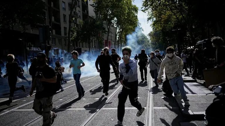 Sindicatos franceses y estudiantes participan en movilizaciones para exigir más recursos educativos y mejores condiciones de enseñanza.