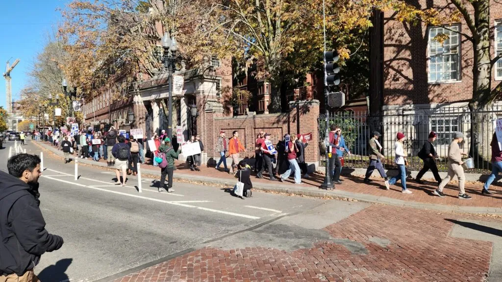 Harvard enfrenta una huelga de trabajadores de posgrado que exigen mejores salarios, protección laboral y acuerdos sindicales.