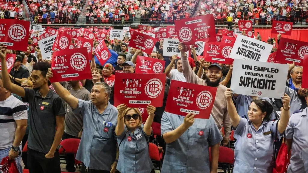 Trabajadores de Las Vegas denuncian presuntos abusos laborales, problemas de cobertura médica y falta de transparencia en el sindicato Culinary.