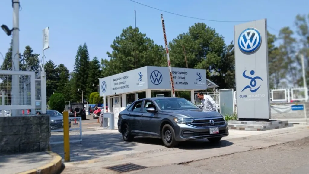 Trabajadores de Volkswagen en Puebla rechazan la revisión contractual y mantienen la posibilidad de una huelga por desacuerdos salariales.