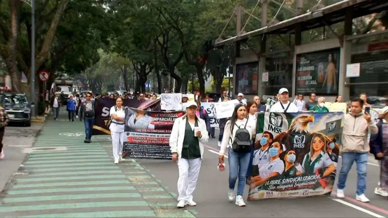 Trabajadores del IMSS participan en una movilización para exigir mejores salarios y condiciones laborales en México.
