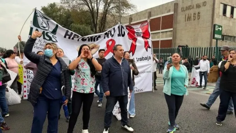 Trabajadores del IMSS convocan una marcha nacional para exigir mejores salarios, insumos médicos y cambios en su dirigencia sindical.