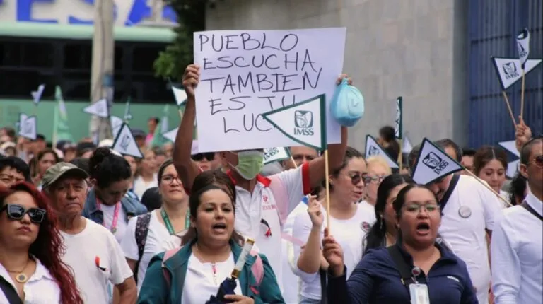 Trabajadores del IMSS protestan frente a la Secretaría de Gobernación contra el aumento salarial de 2.9% y denuncian presiones sindicales.
