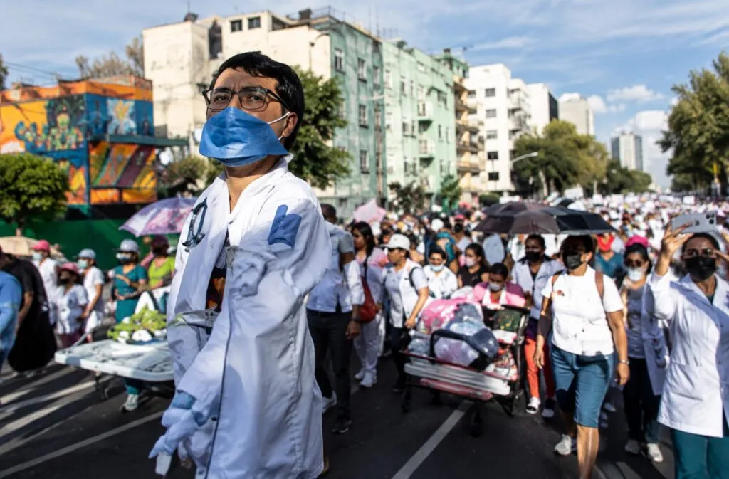 Protestas de trabajadores del IMSS exigen mejores salarios, condiciones laborales, insumos médicos y plazas.