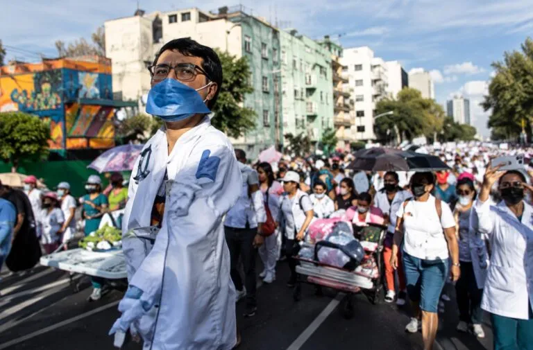 Protestas de trabajadores del IMSS exigen mejores salarios, condiciones laborales, insumos médicos y plazas.