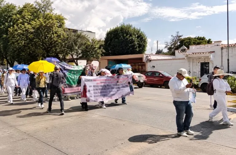 Trabajadores del IMSS participan en una marcha en Oaxaca para solicitar mejores salarios, plazas y condiciones laborales.