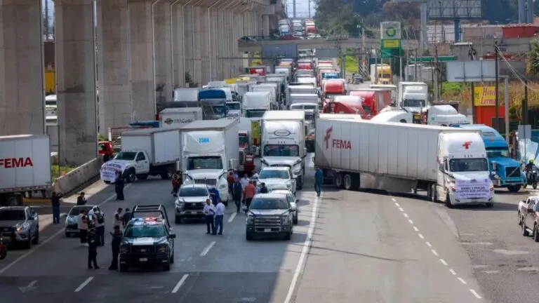 Transportistas acuerdan con la Secretaría de Gobernación retirar bloqueos carreteros y abrir mesas de diálogo sobre seguridad y trabajo.