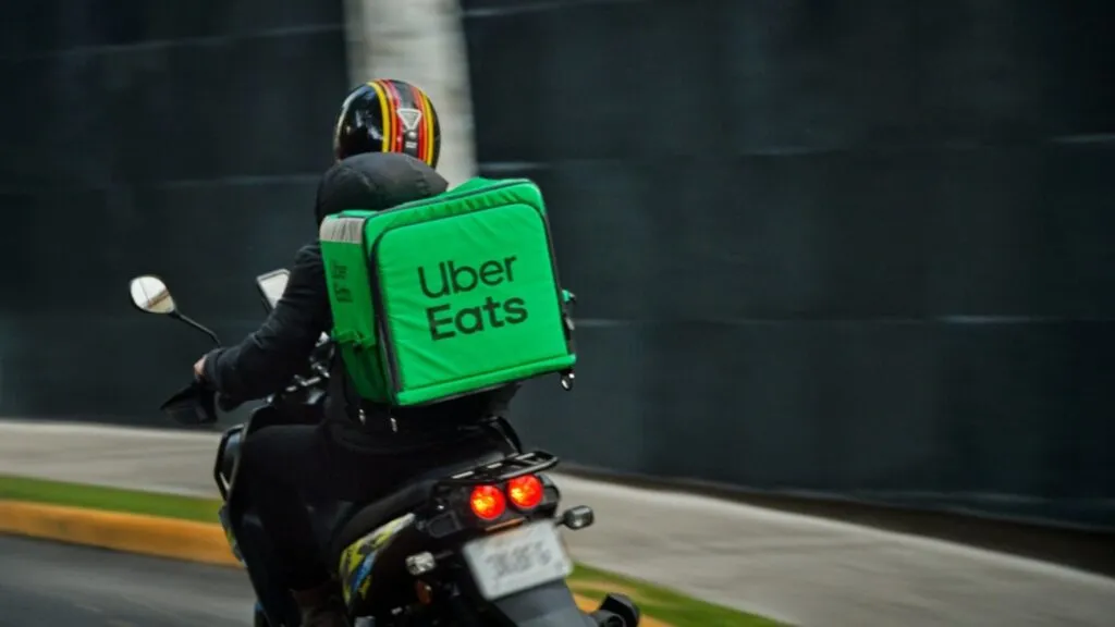 Uber Eats acuerda la contratación de miles de repartidores en España tras abandonar el modelo de trabajadores autónomos.