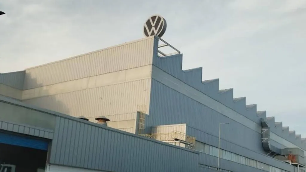 Trabajadores de Volkswagen participan en una consulta sindical para decidir sobre un aumento salarial del 8.24% y una posible huelga en Puebla.