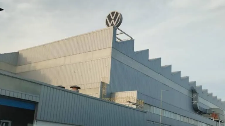 Trabajadores de Volkswagen participan en una consulta sindical para decidir sobre un aumento salarial del 8.24% y una posible huelga en Puebla.
